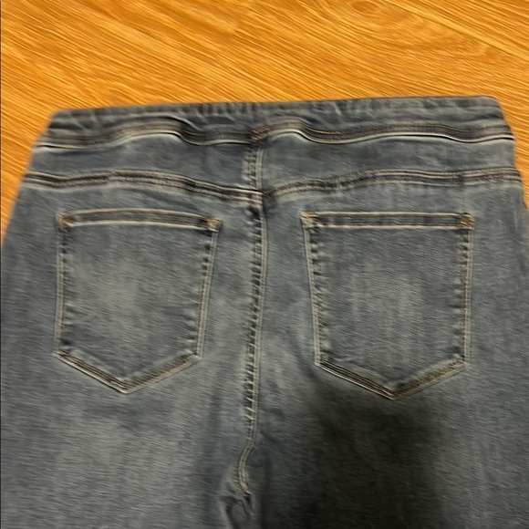 Chico's Blue girlfriend slim Jeans Elastic Waistband like new size 6. Chicos 0.5 - Picture 4 of 5